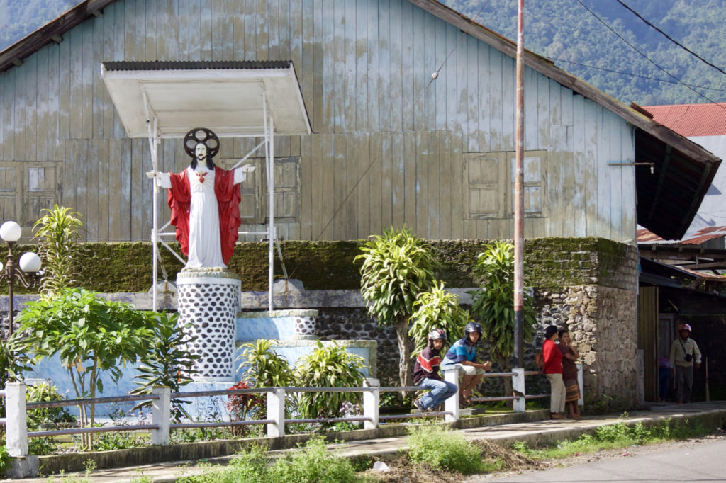 Jesus-Statue, 2 Männer mit Helm