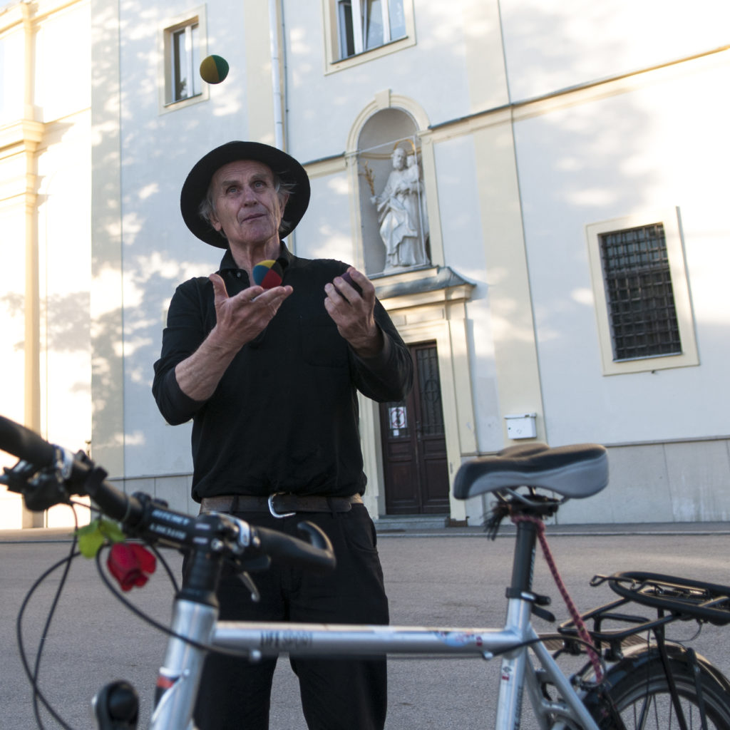 Roland Girtler mit Fahrrad jongliert