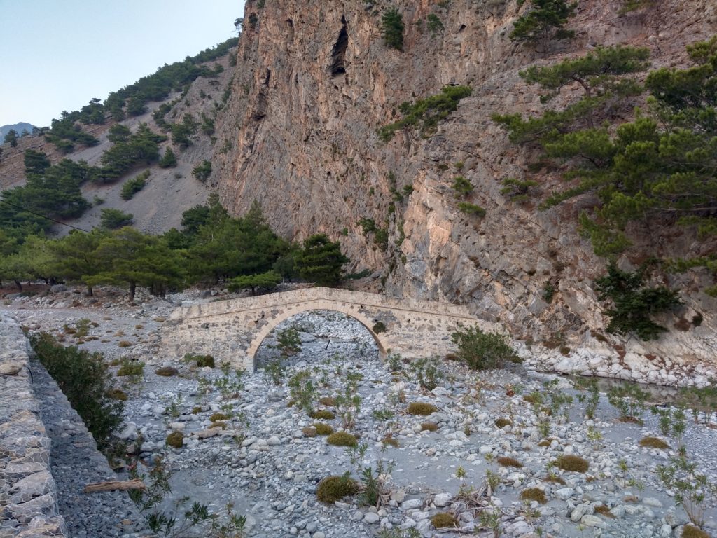 alte Steinbrücke in Schlucht